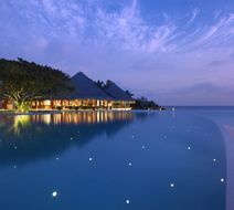 Dusit Thani Maldives Pool