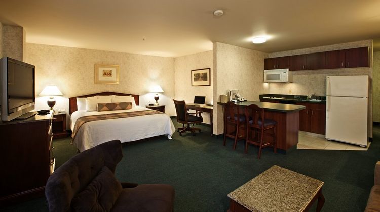 Medallion Inn and Suites Suite