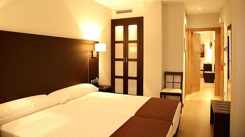 <b>Plazaola Room</b>
