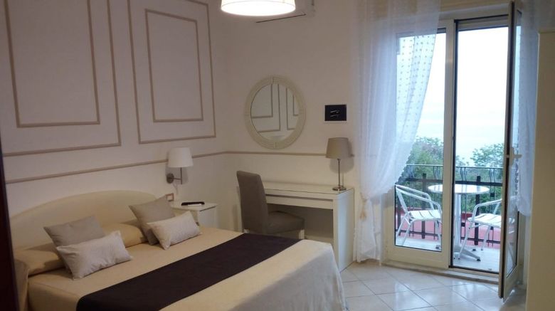 <b>Mini Hotel Room</b>
