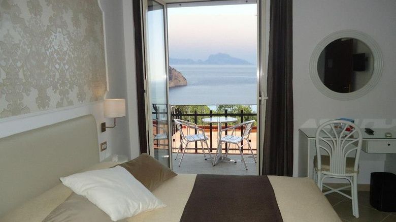 <b>Mini Hotel Room</b>