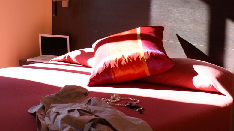 <b>Hotel Versailles Room</b>