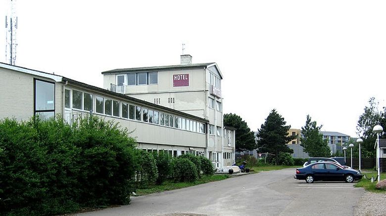 Hotel Drop-In Exterior