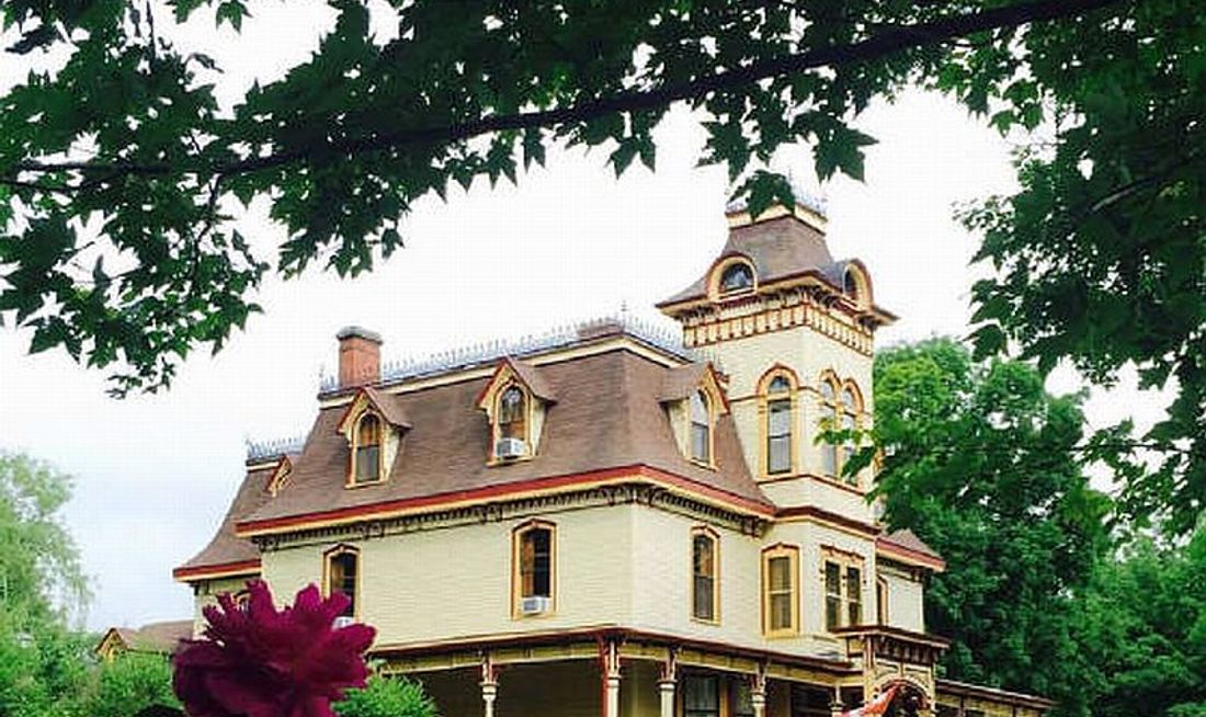 The Clockmakers Inn Exterior