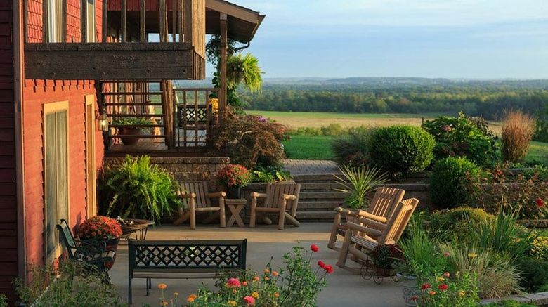 <b>Cedar Crest Lodge Exterior</b>
