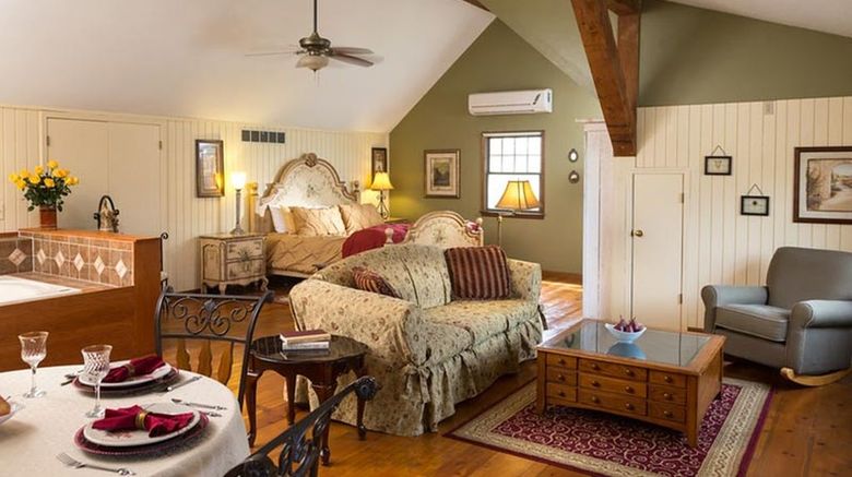<b>Cedar Crest Lodge Suite</b>
