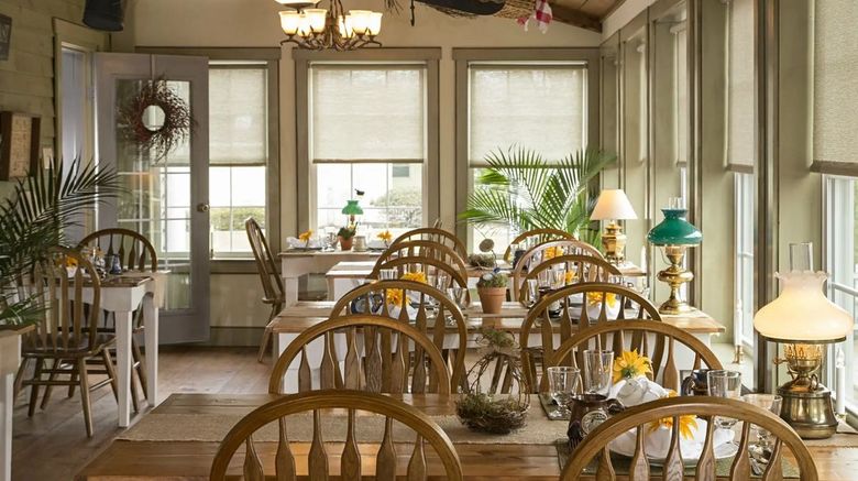 <b>1825 Inn Bed and Breakfast Restaurant</b>