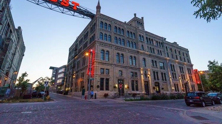Brewhouse Inn & Suites Exterior