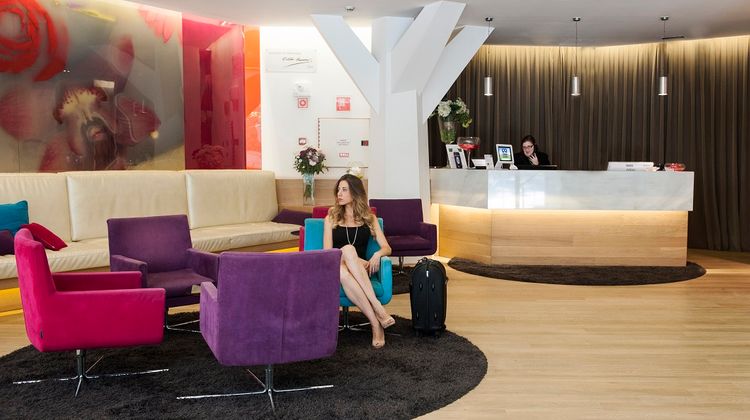 Jardines de Sabatini Apartosuites Lobby