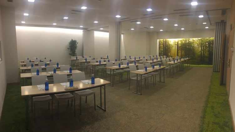 Jardines de Sabatini Apartosuites Meeting