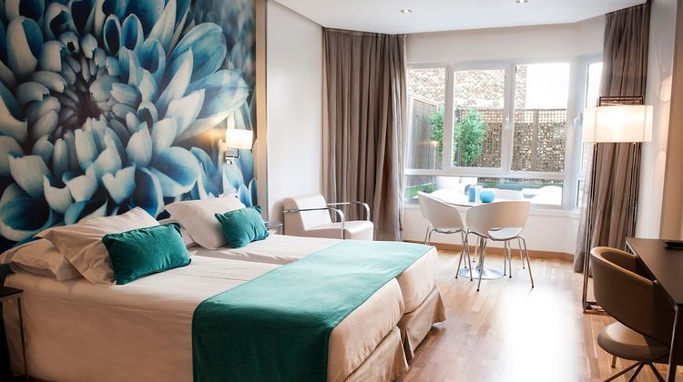 Jardines de Sabatini Apartosuites Room