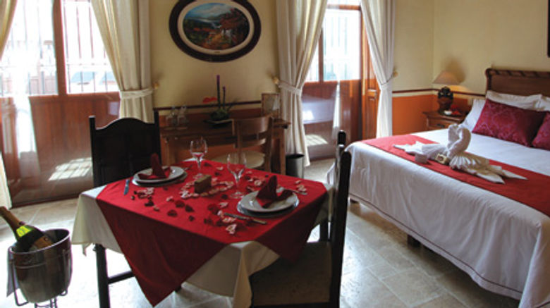 <b>Dos Patios-Curamoria Collection Room</b>