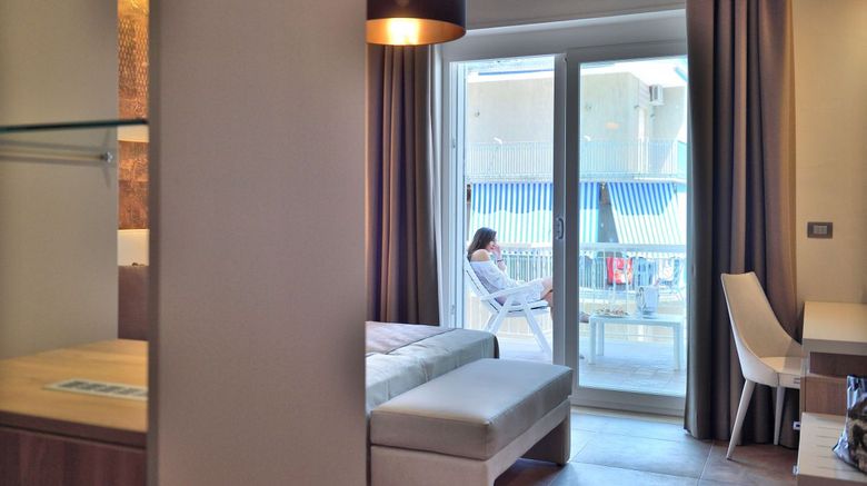 <b>Hotel Pietra Di Luna Suite</b> <b>Hotel Pietra Di Luna Suite</b>