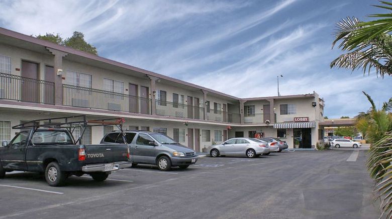 <b>American Inn & Suites Exterior</b>