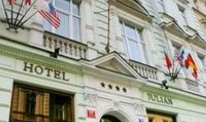 Hotel Julian Exterior