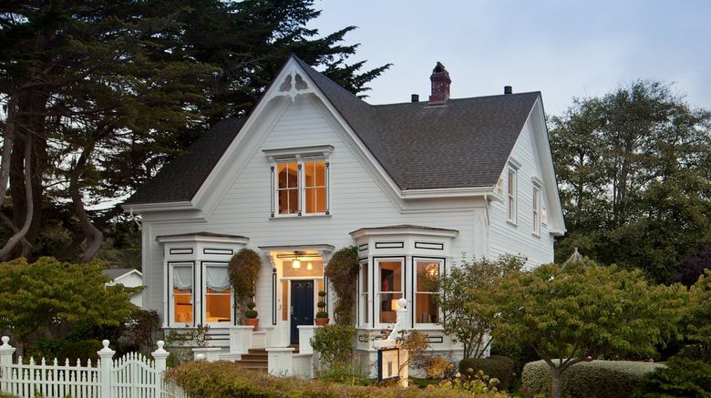 Blue Door Inn Exterior