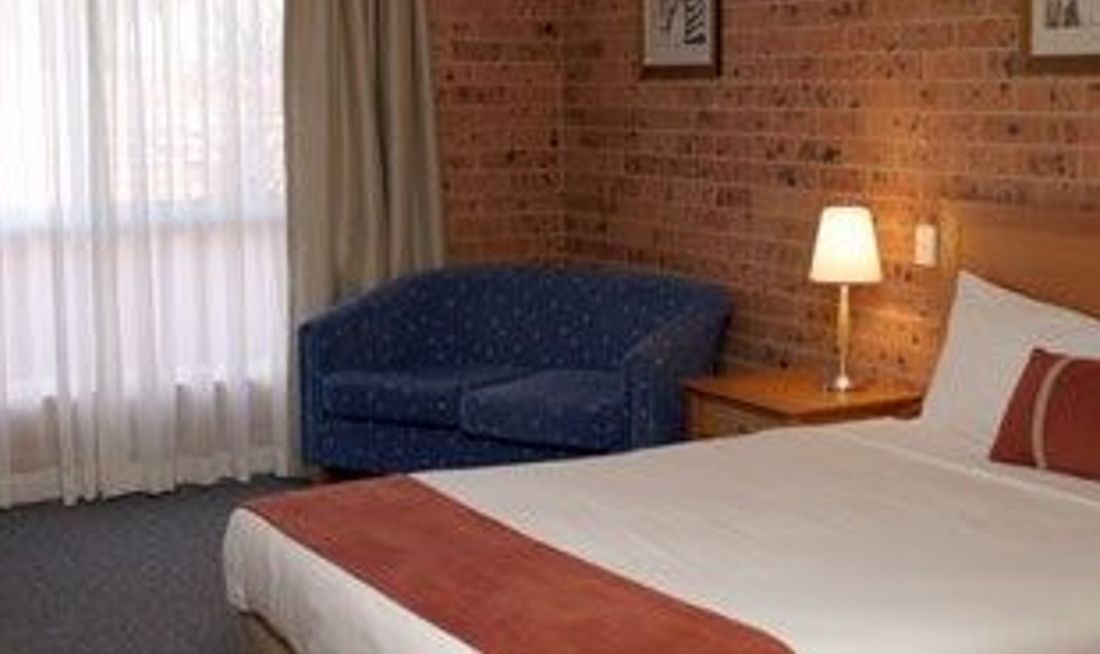 Akuna Motor Inn Room