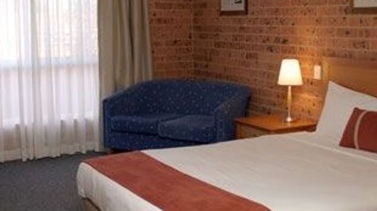 Akuna Motor Inn Room