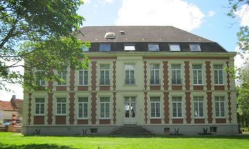 Chateau de Moulin le Comte B&B