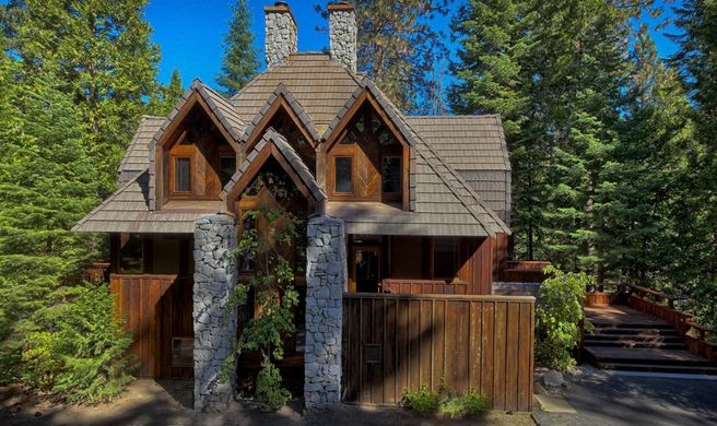 Little Ahwahnee Inn Exterior