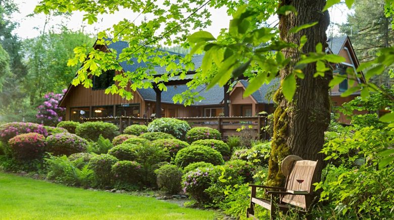 <b>Eagle Rock Lodge Exterior</b>