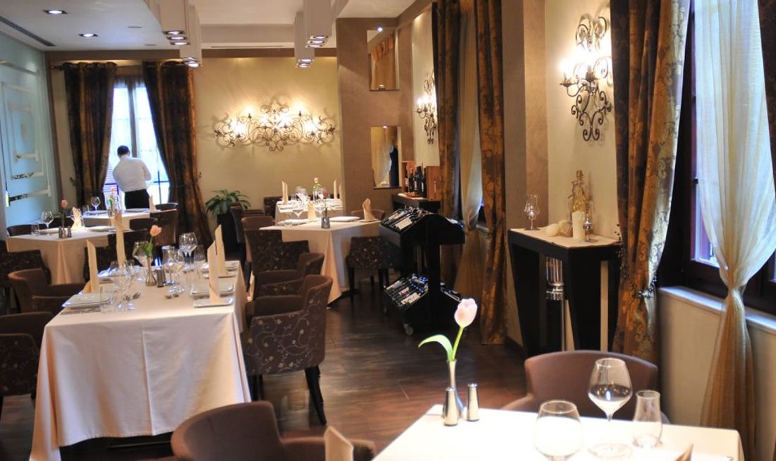 Monarc Hotel Restaurant