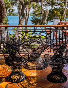 Black Dolphin Inn