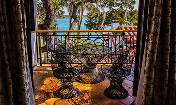 Black Dolphin Inn