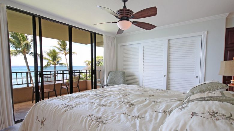 <b>Paki Maui Room</b>