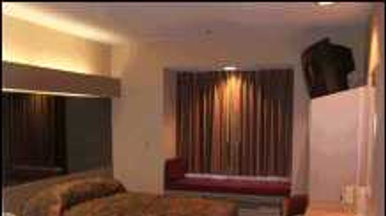 <b>Howard Johnson Inn & Suites O'Hare Room</b>