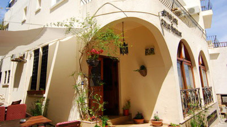 <b>British Hotel Exterior</b>