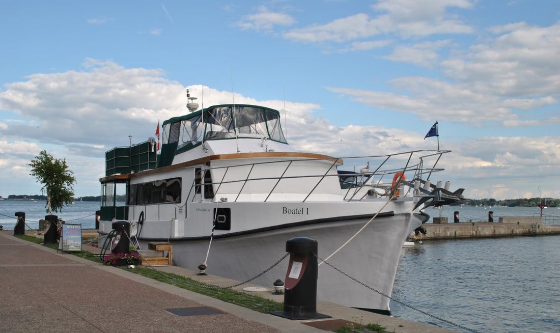 Making Waves Boatel Exterior