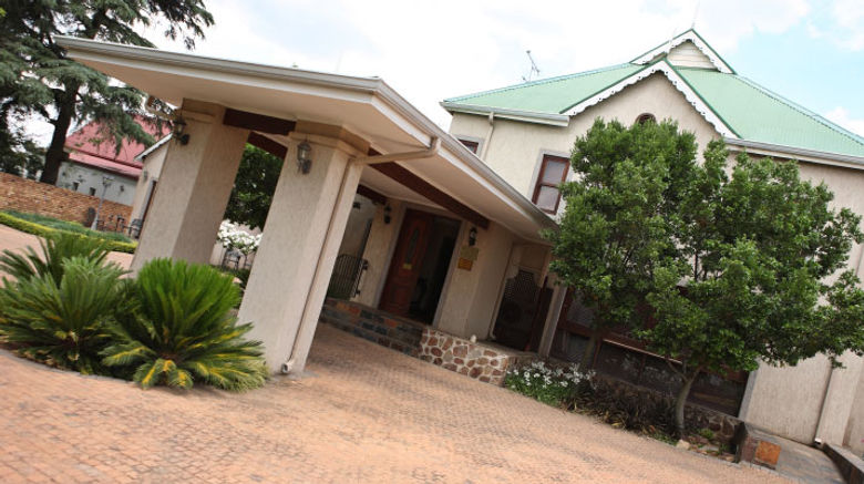 CandleWoods Guesthouse Exterior