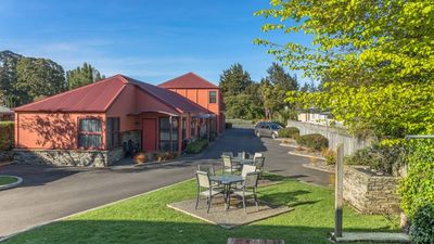 Red Tussock Motel