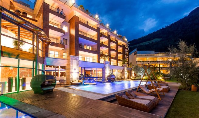 Wellness & Spa Resort Quellenhof Exterior