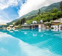 Wellness & Spa Resort Quellenhof Pool