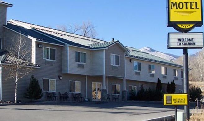 Super 8 Salmon Exterior