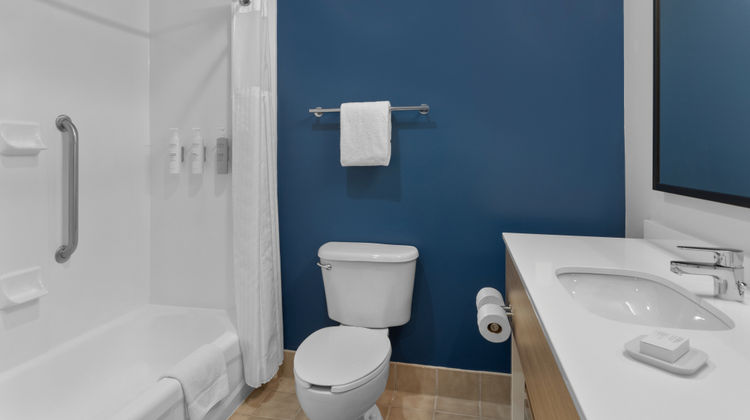 Spark by Hilton Newcomerstown Room