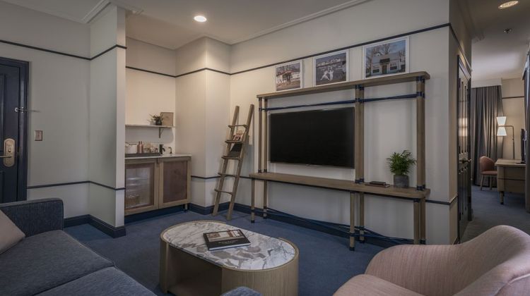 Hu. Hotel, Memphis Suite