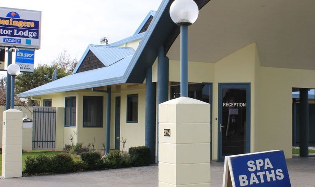 Bassingers Motor Lodge Exterior