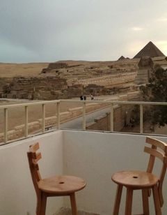 Pyramids Overlook Inn