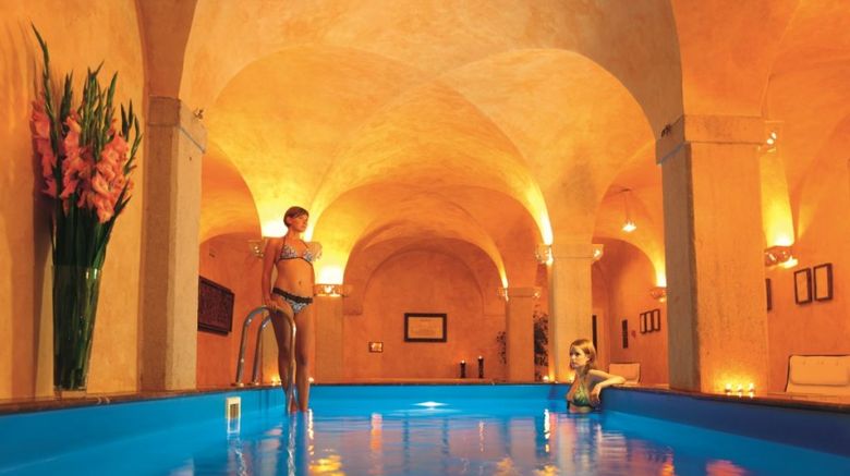 <b>Zamek na Skale Pool</b>
