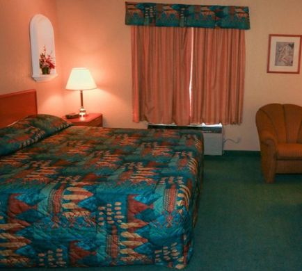 Breezy Oaks Inn & Tavern Room