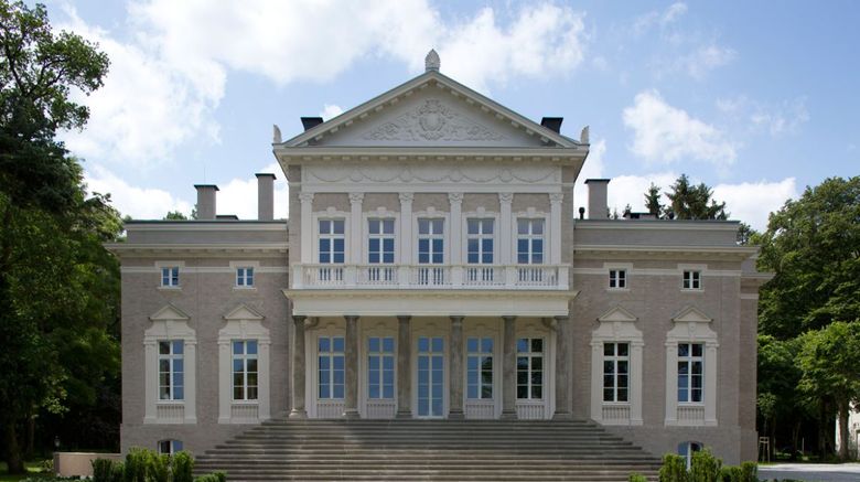 <b>Manowce Palace Exterior</b>