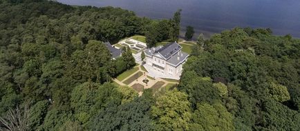 Manowce Palace Exterior