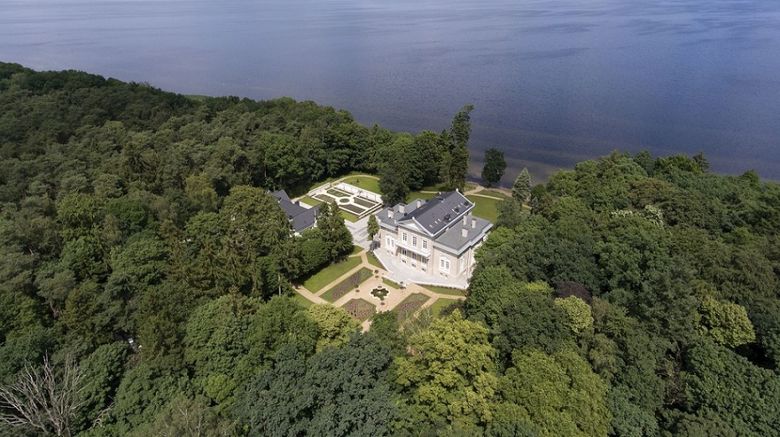 <b>Manowce Palace Exterior</b>