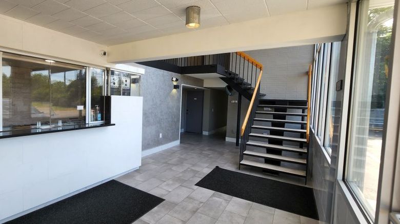 <b>Essence Express, Wayne Lobby</b>