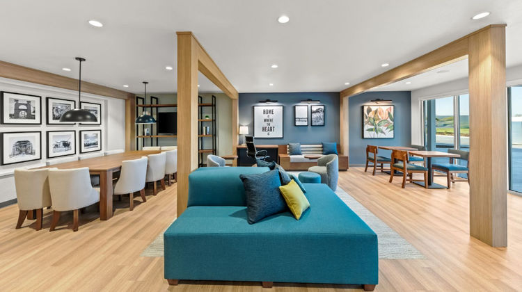 EverHome Suites Waco Lobby