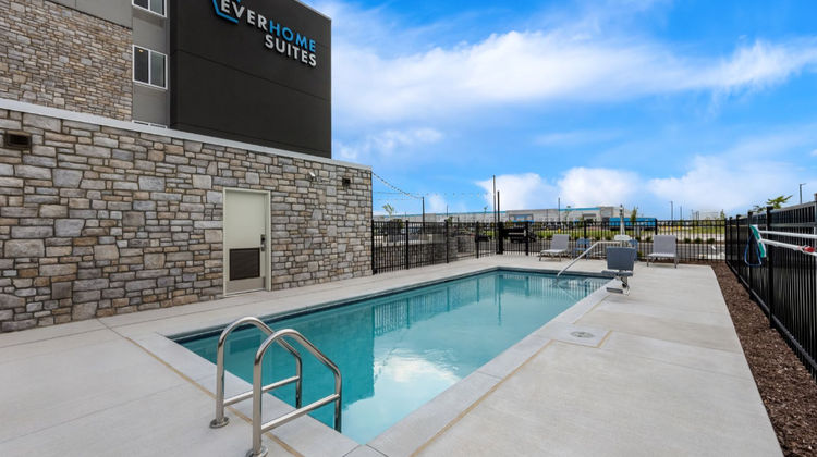 Everhome Suites Fayetteville Pool