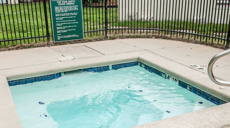 Red Lion Inn & Suites Kansas City Spa